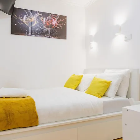 - Bairro Alto Centro Historico * Lisbona